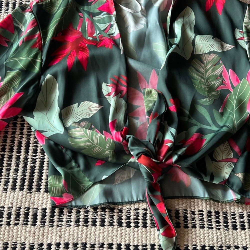 Lovers + Friends Size Small green cropped satin Tie front blouse REVOLVE - Picture 5 of 5